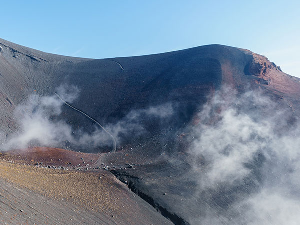 赤い土と宝永山